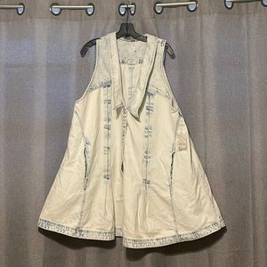 Denim acid wash dress, sizing runs large fits more like a size 16, has pockets